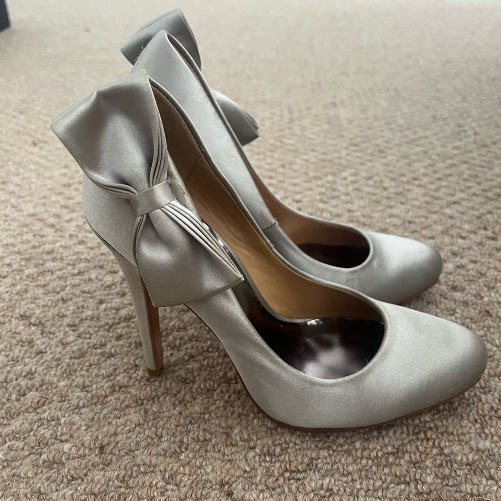 Badgley Mischka Calton Stiletto Heels – Silver Satin Bow